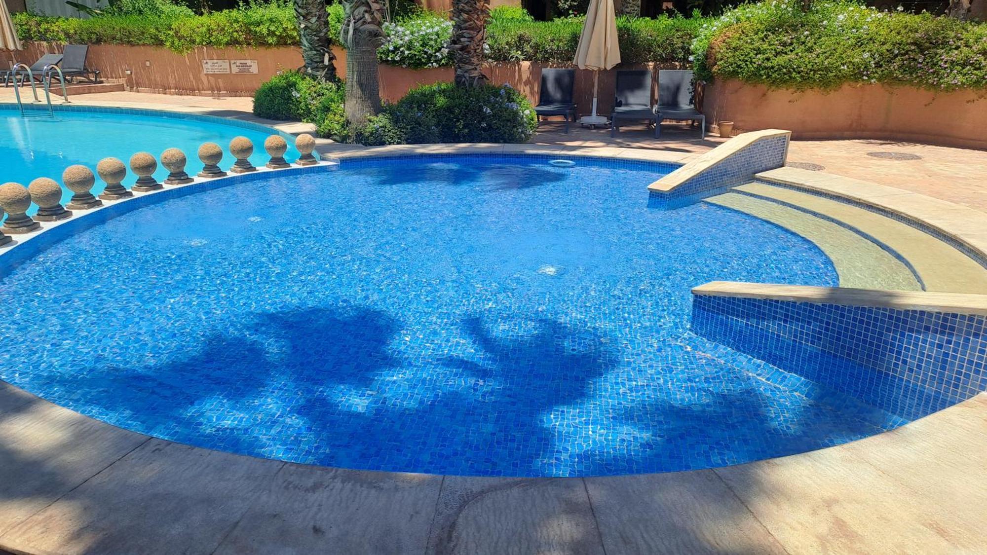 Avec Piscine Dans Belle Privee *